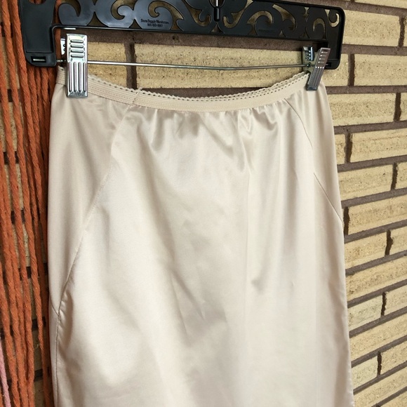 70's Nude/Beige 3/4 Length Slip - Nude Slip - Size 6 -Beige Slip - Straight Slip - Picture 4 of 10